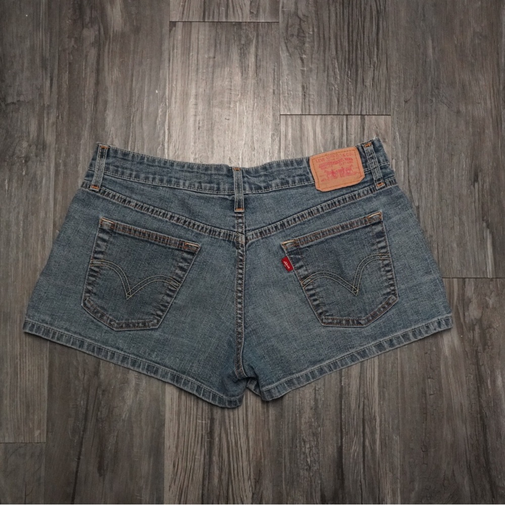 Low-Rise Levi Shorts!